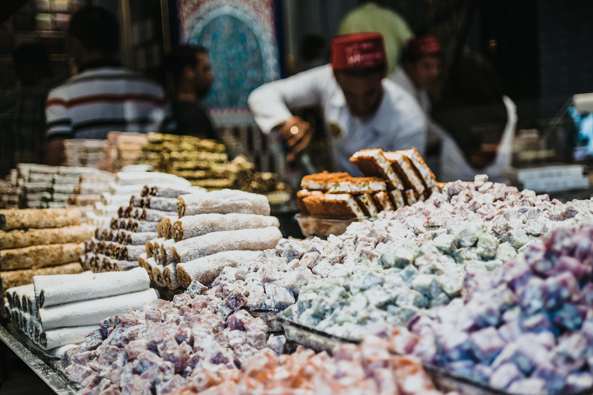 homme avec kiosque à manger