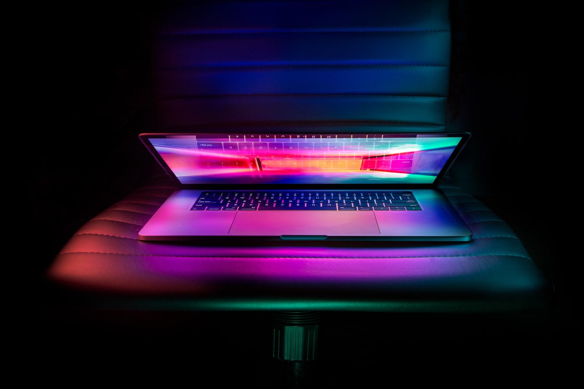 ordinateur posé sur une chaise la nuit