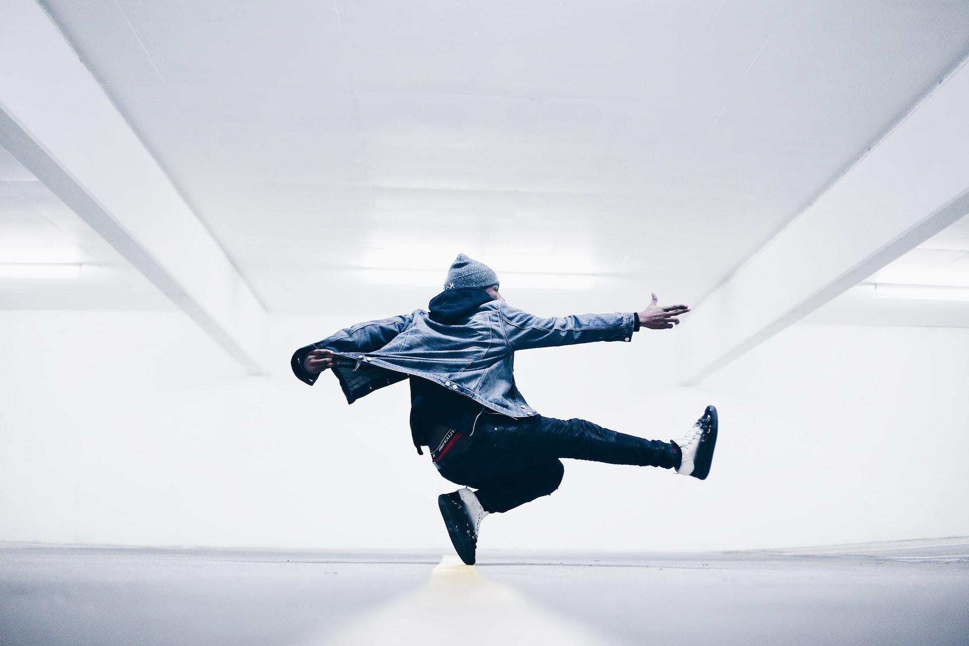 homme faisant des pas de danse contemporaine en l'air