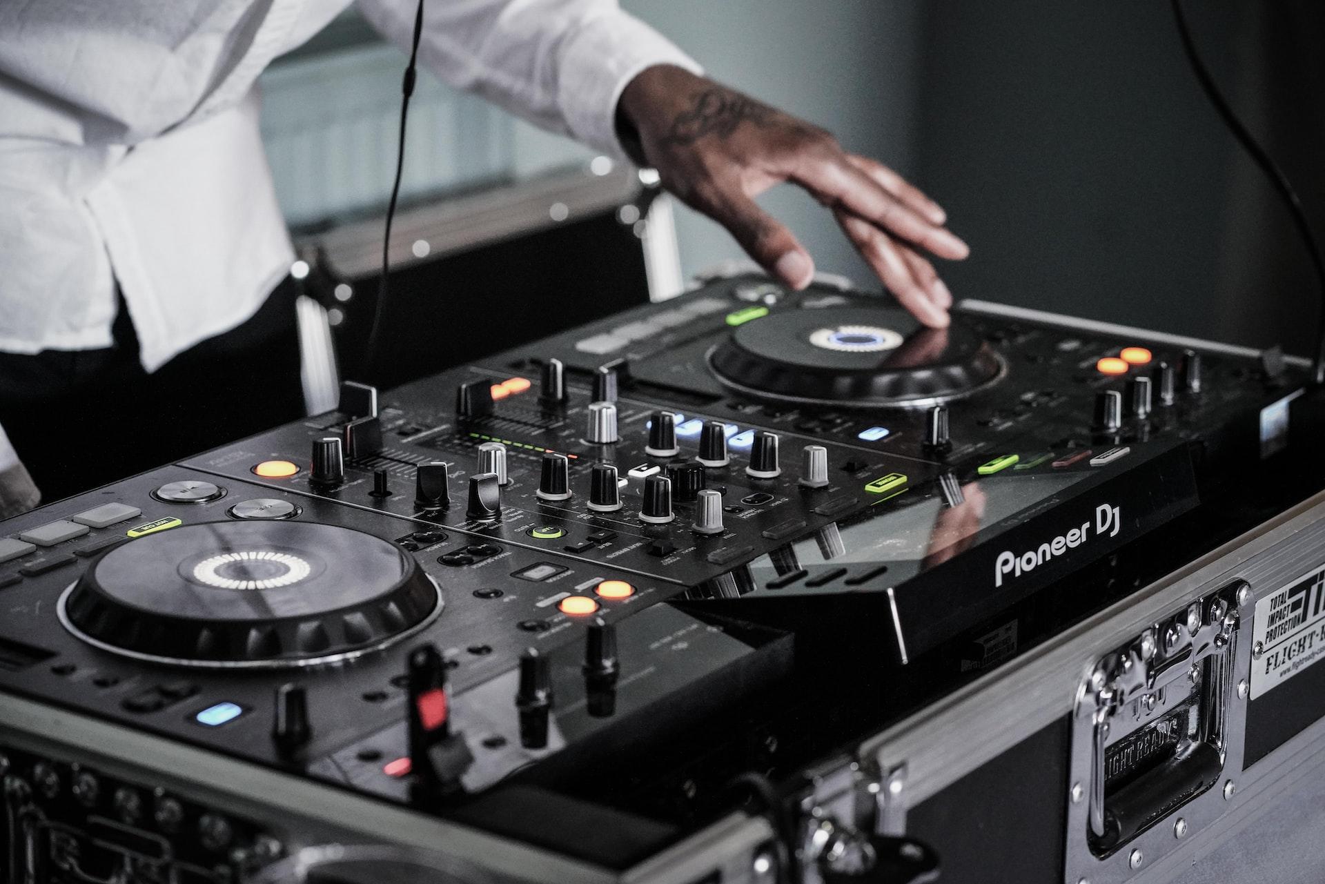 homme DJ touchant à sa table de mixage