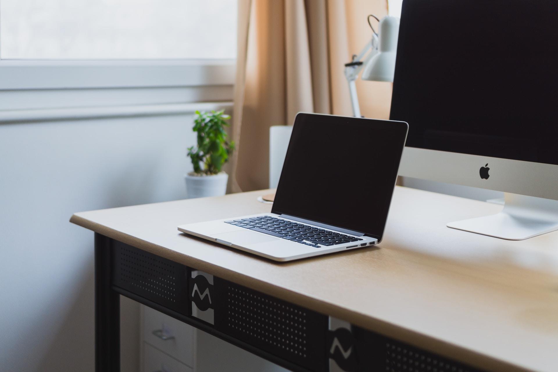 ordinateur portable posé sur une table de bureau