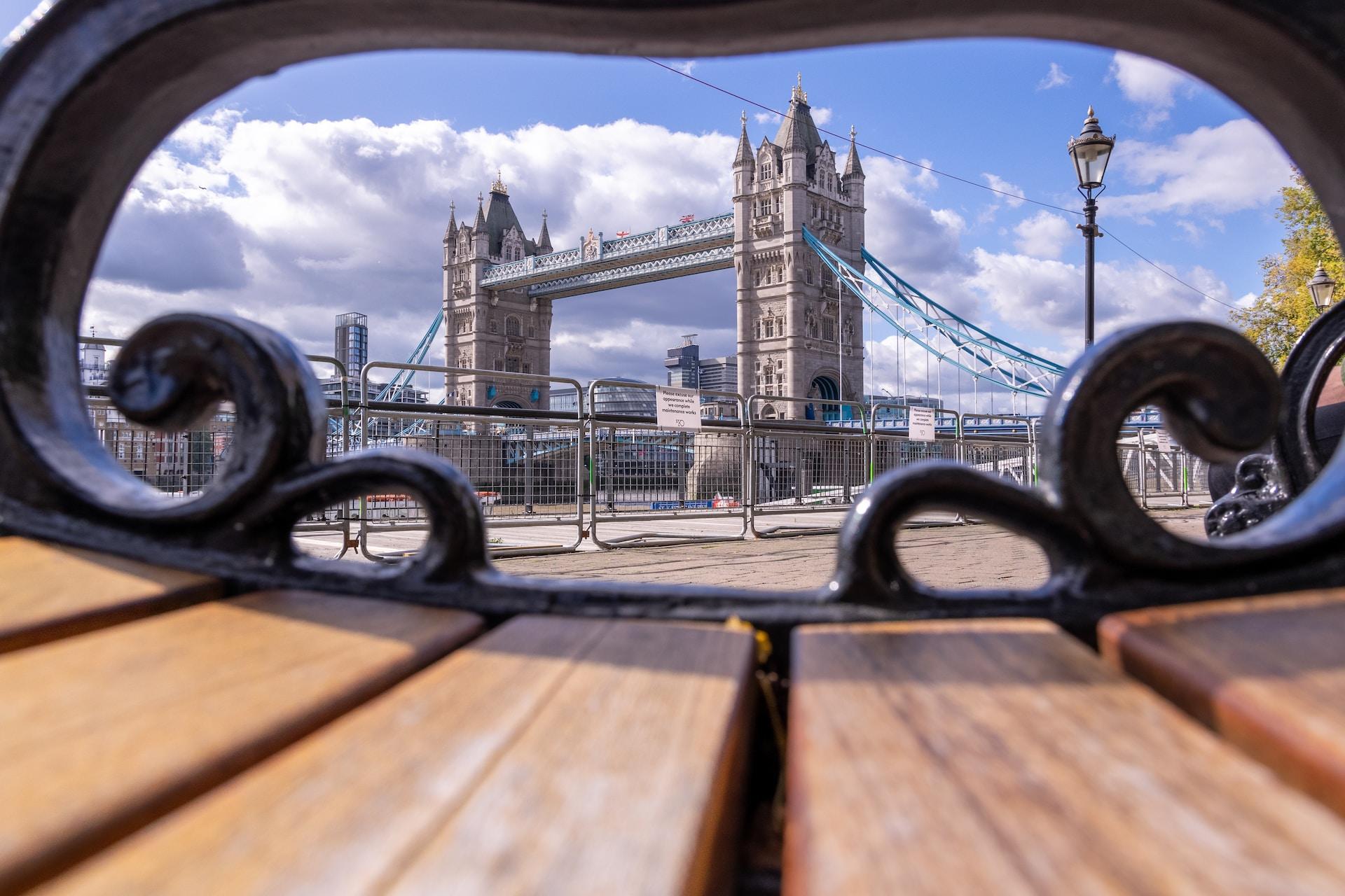 Tower Bridge avec banc