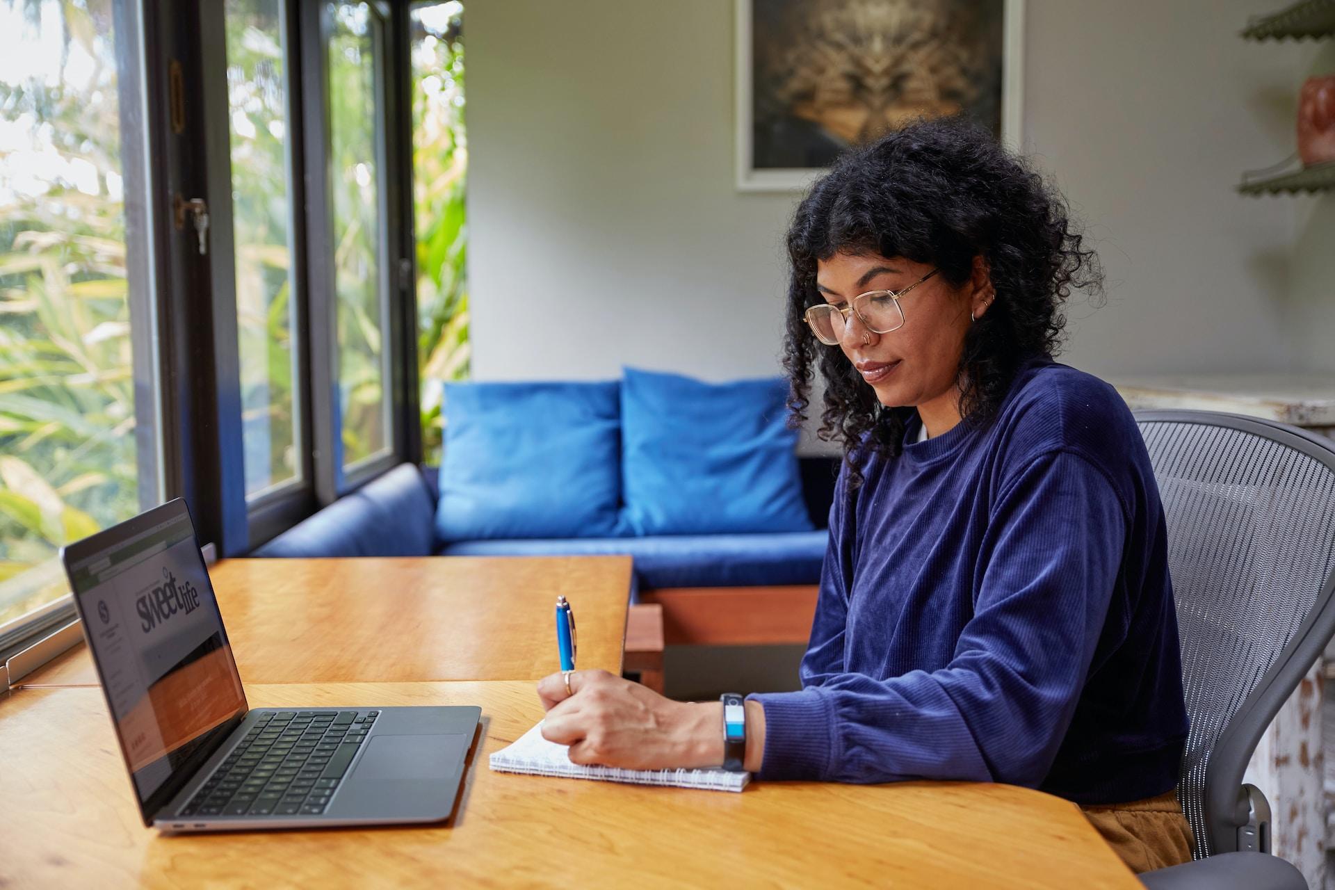 femme travaillant a domicile