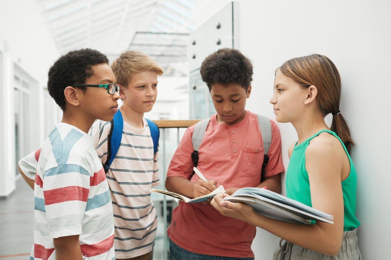 groupe d enfants dans le couloir a l ecole
