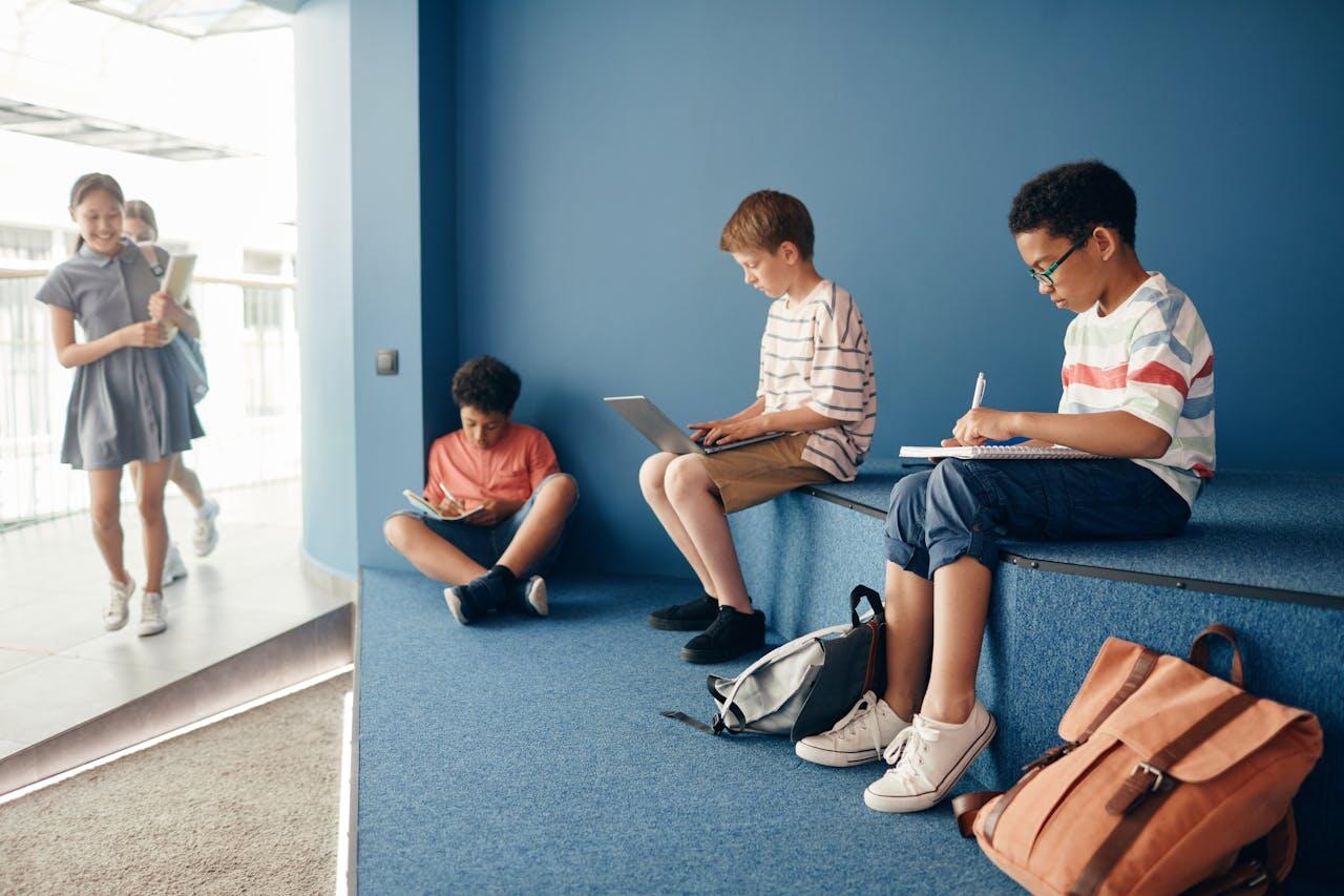enfants revisant a l ecole