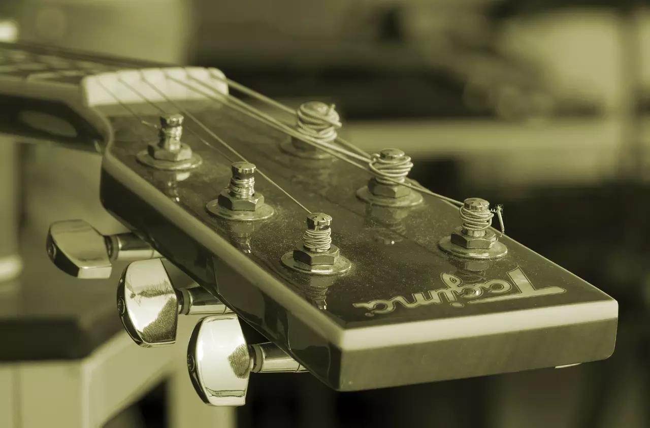 Quels sont les cours de guitare disponibles à l'école supérieure des arts ?