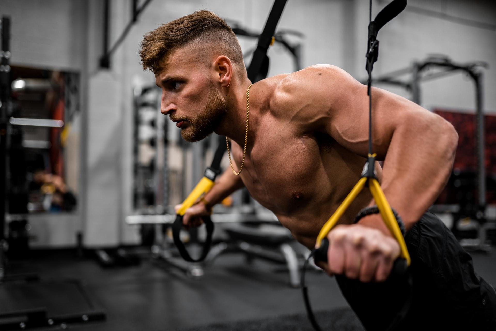 homme musclé faisant de la musculation en salle