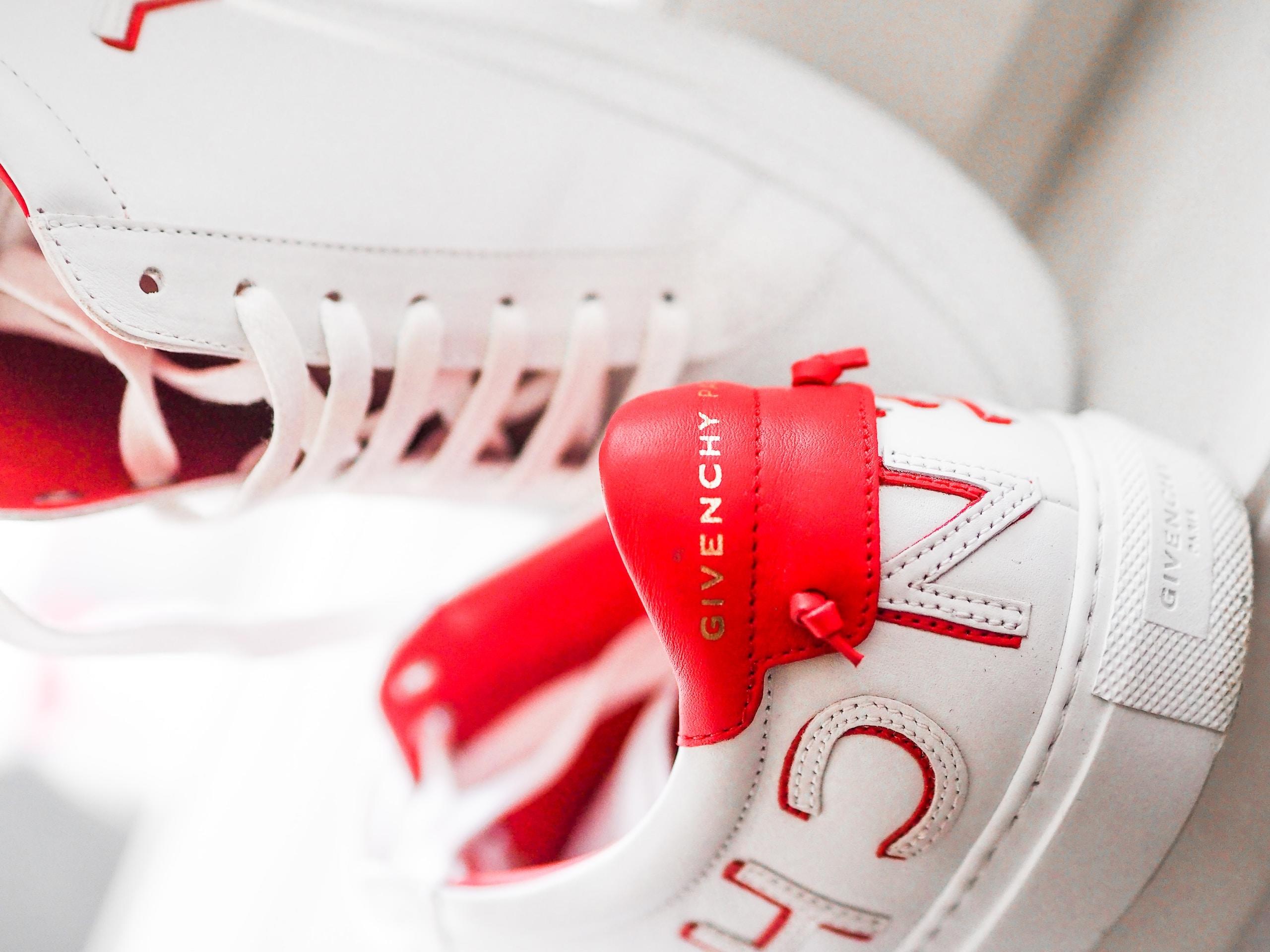 paire de tennis roses et blanches Givenchy