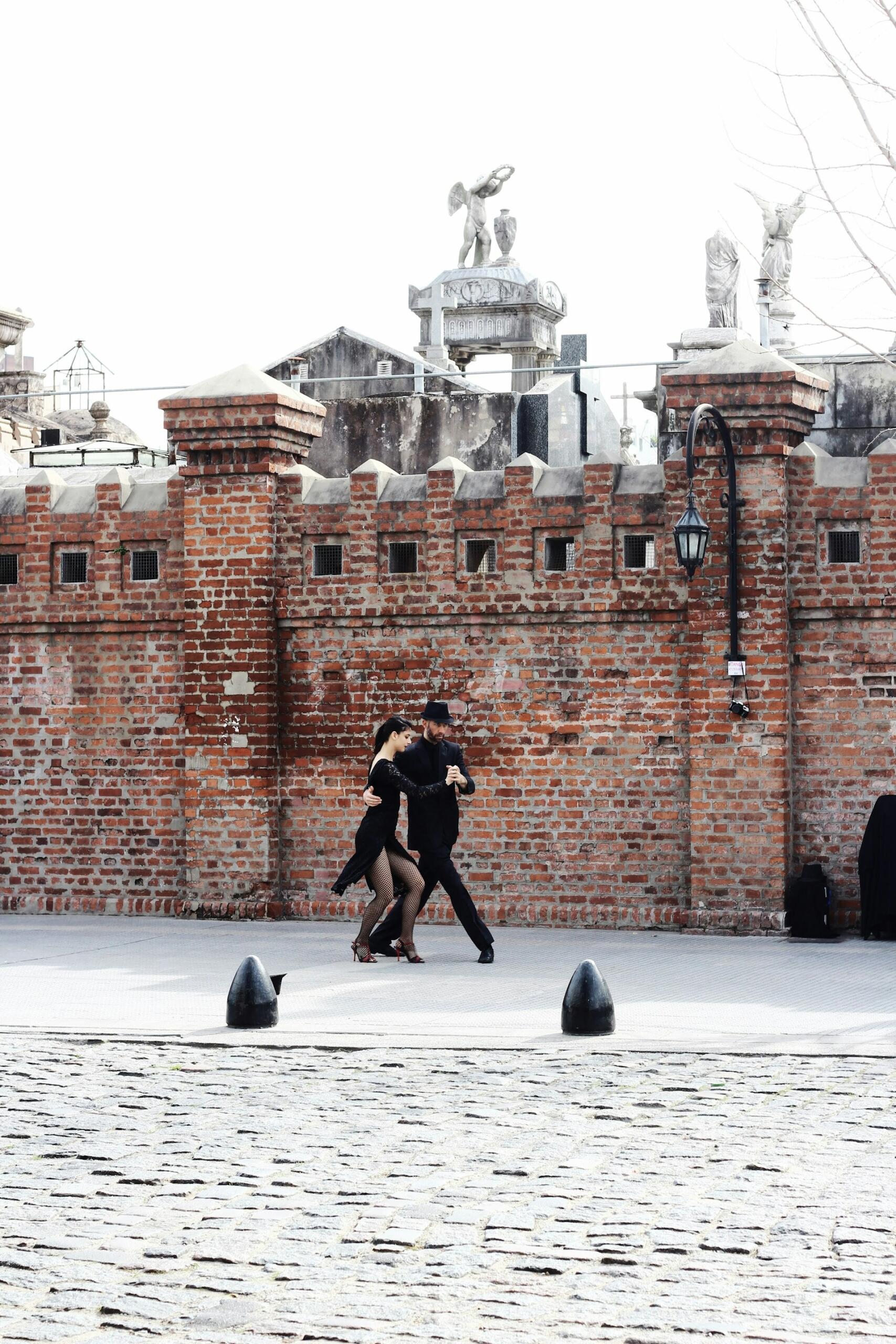 couple monument tango