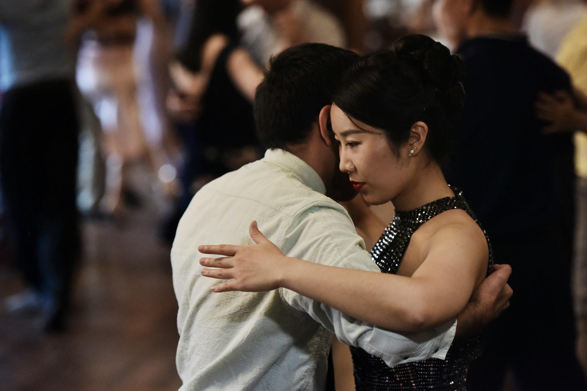 couple dansant sur un slow romantique