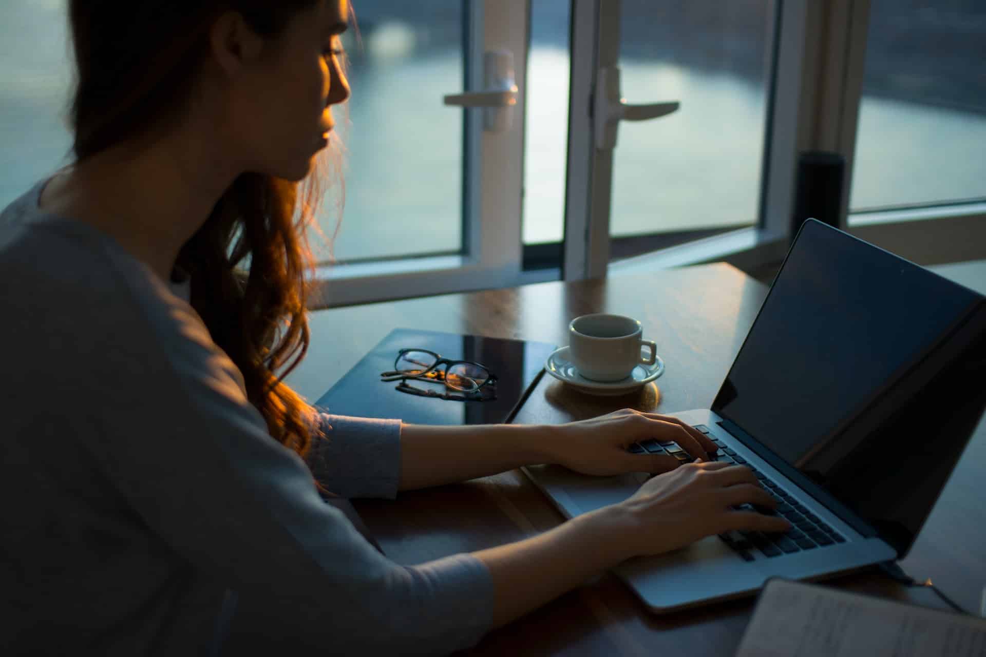 jeune femme concentree sur son laptop