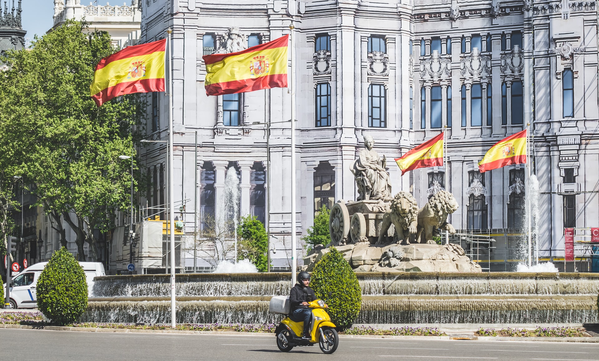 place en espagne avec plusieurs drapeaux espagnols