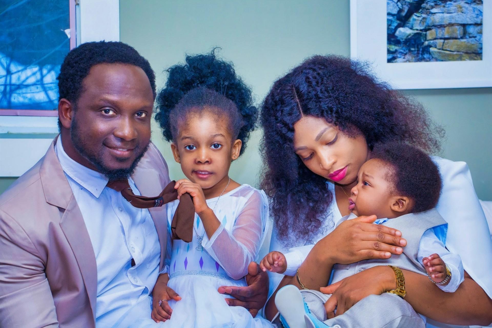 famille avec deux enfants un garçon une fille