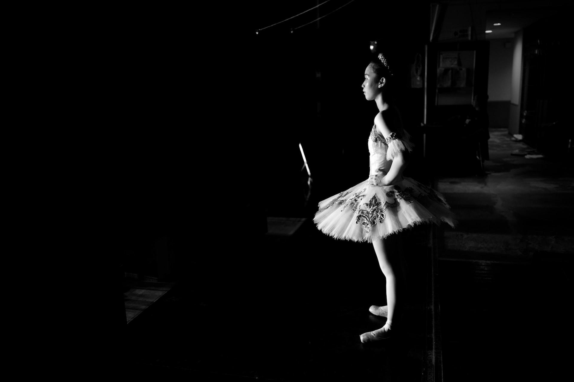 fillette pratiquant la danse classique avec tutu