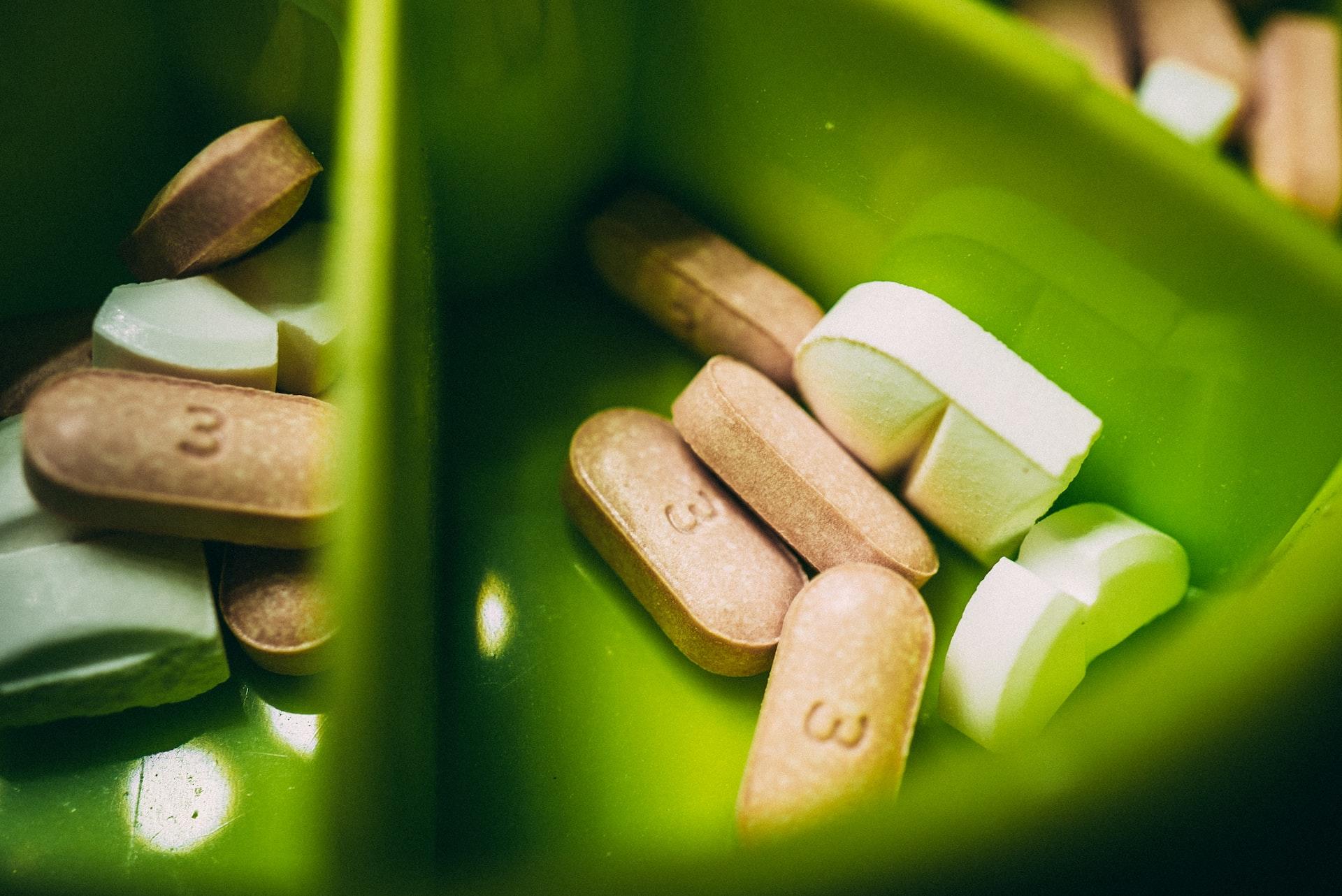 gélules médicaments dans boîte verte