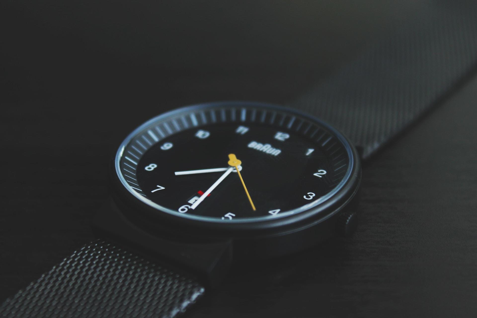 heure indiquée sur une montre posée