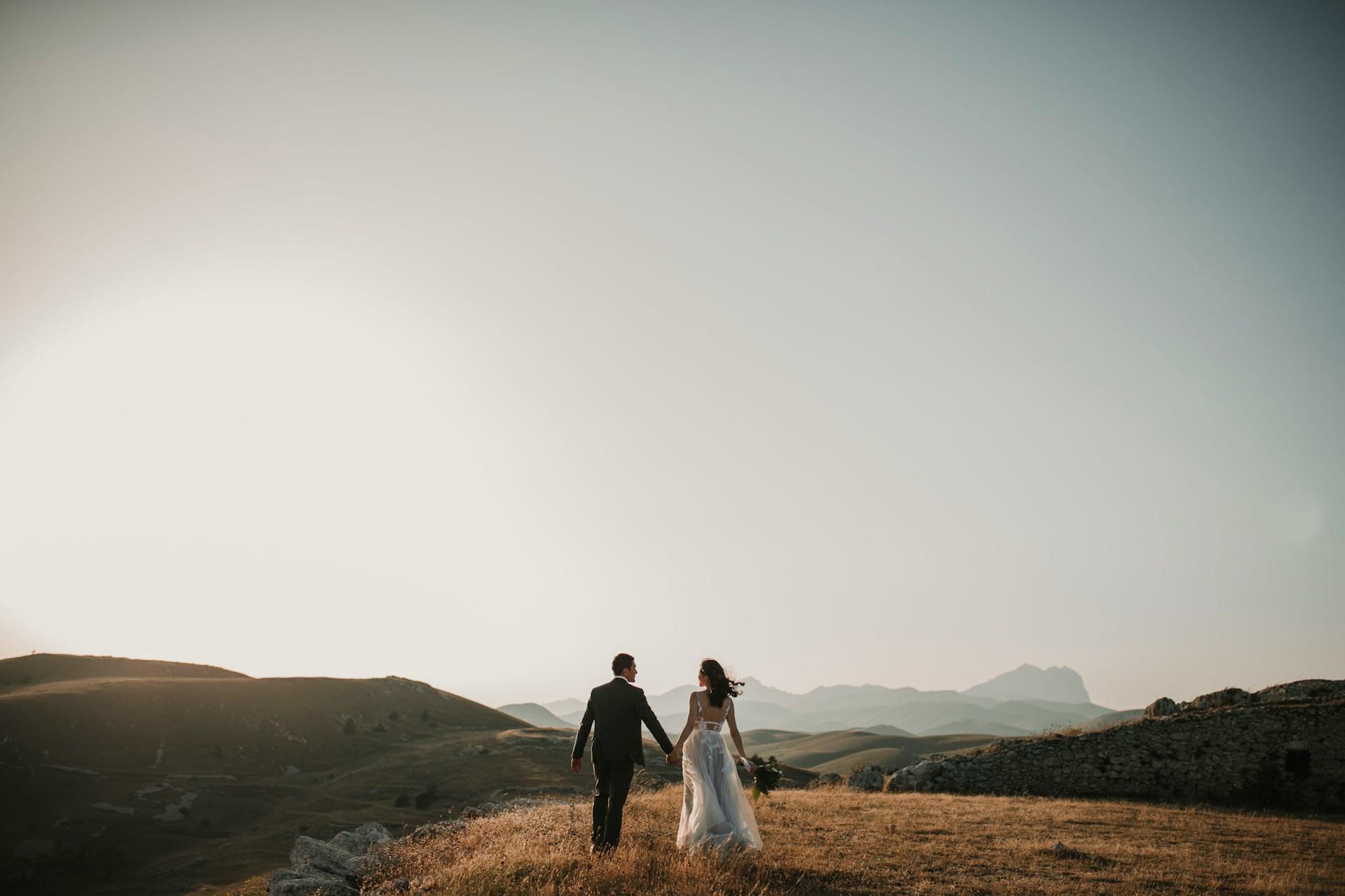 mariage homme et femme marchant