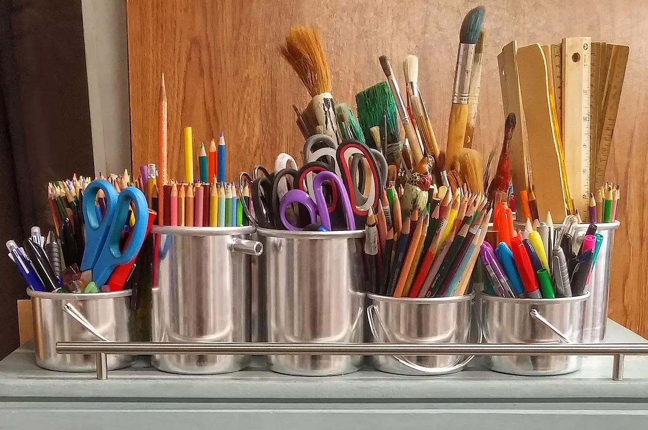 Quelles fournitures sont nécessaires pour prendre des cours d'art plastique ?