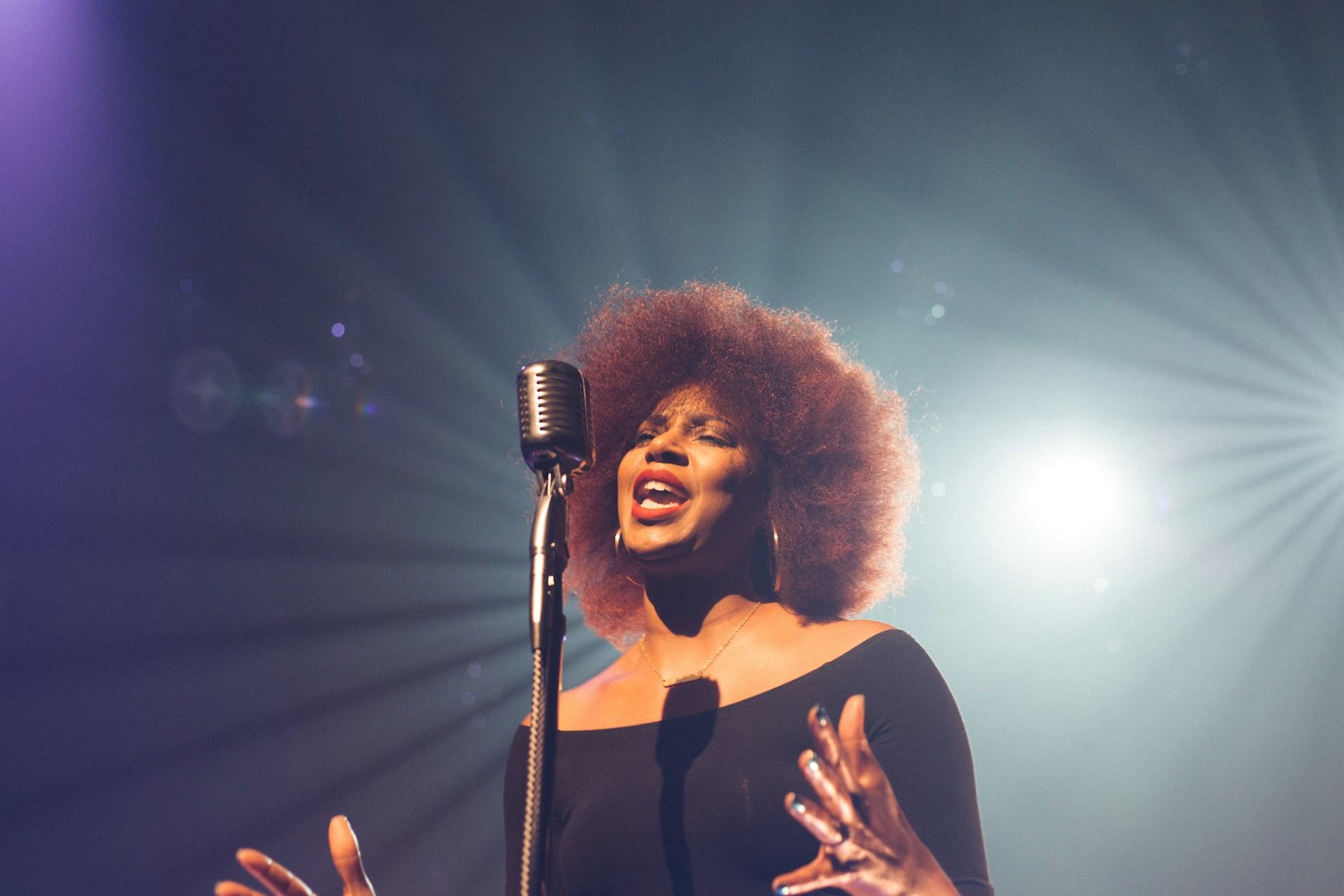 chanteuse sur scène