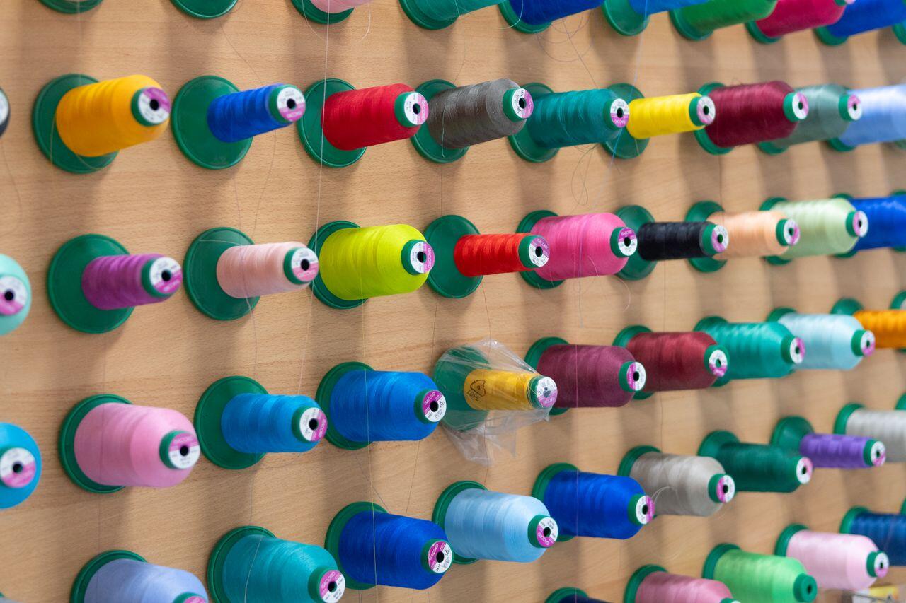 rangee de fils de couleurs