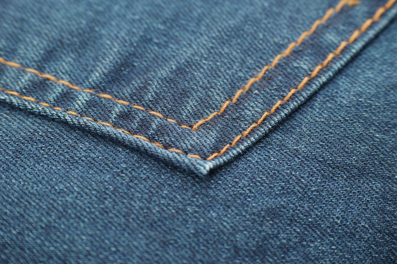 coutures paralleles d un jean