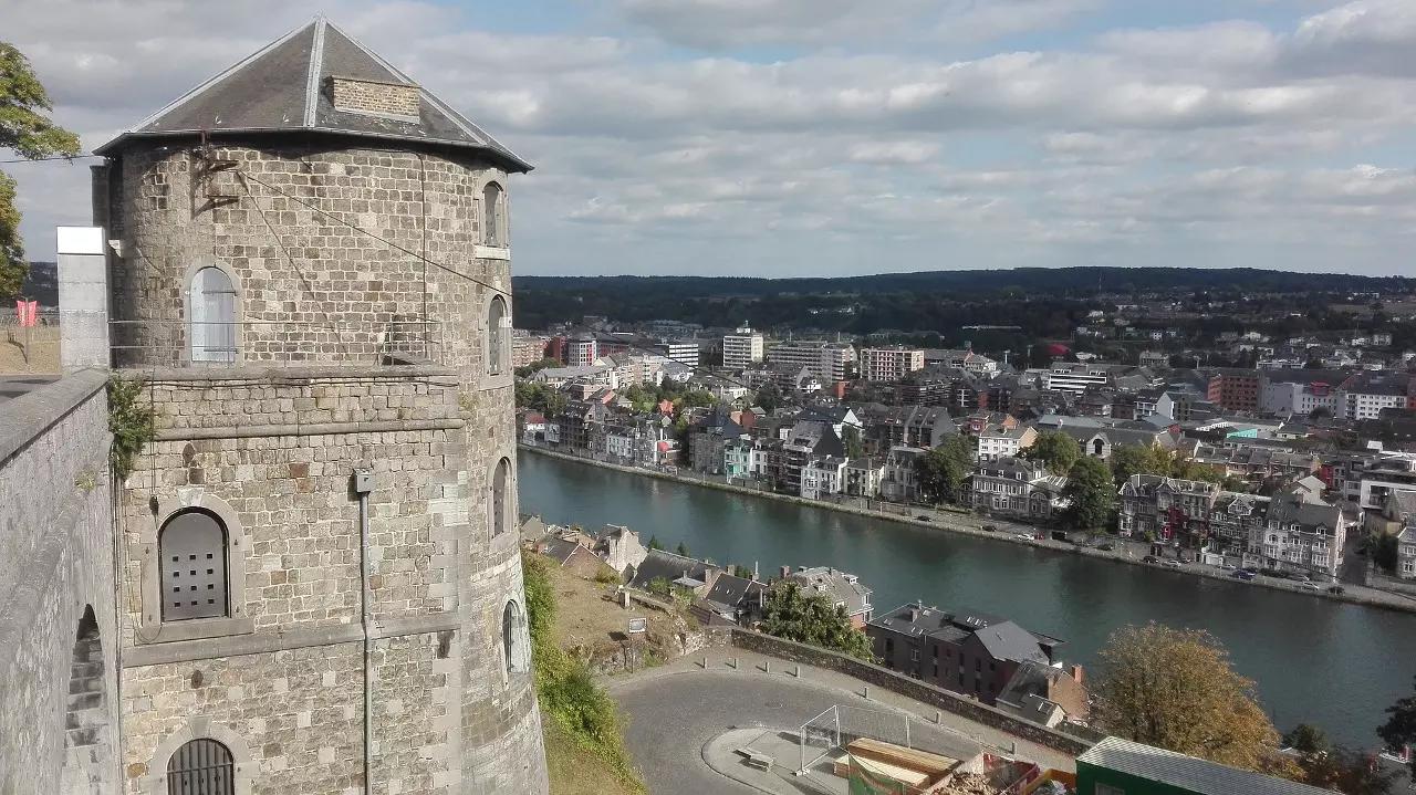 Où est situé la ville de Namur