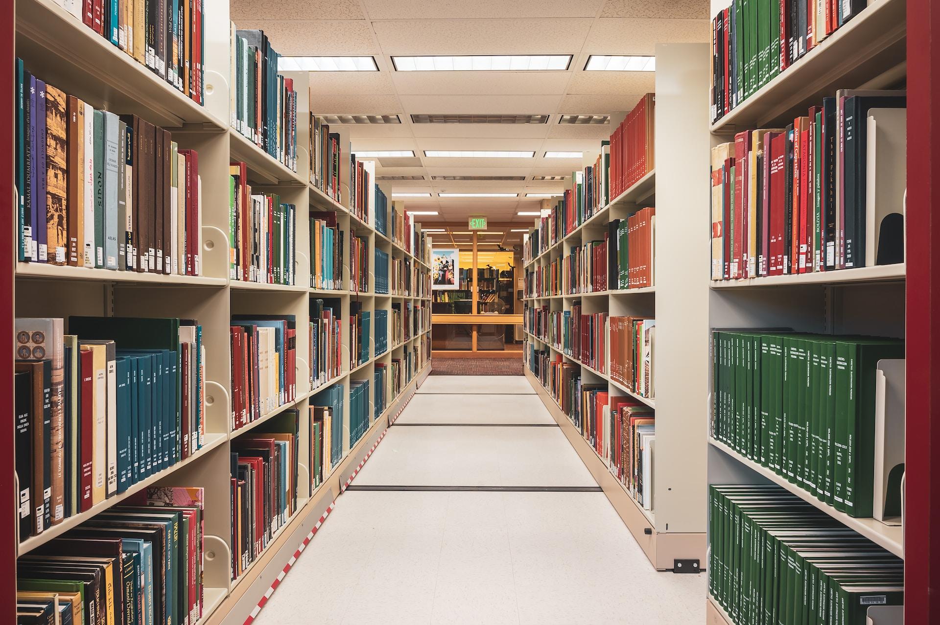 rangées de livres dans une bibliothèque