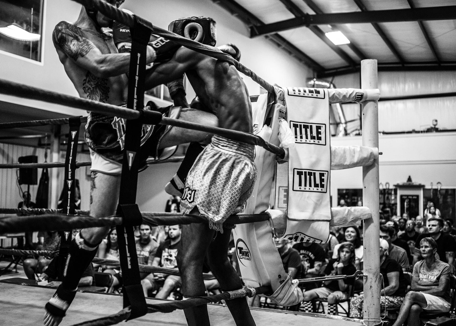 deux hommes boxant dans un ring