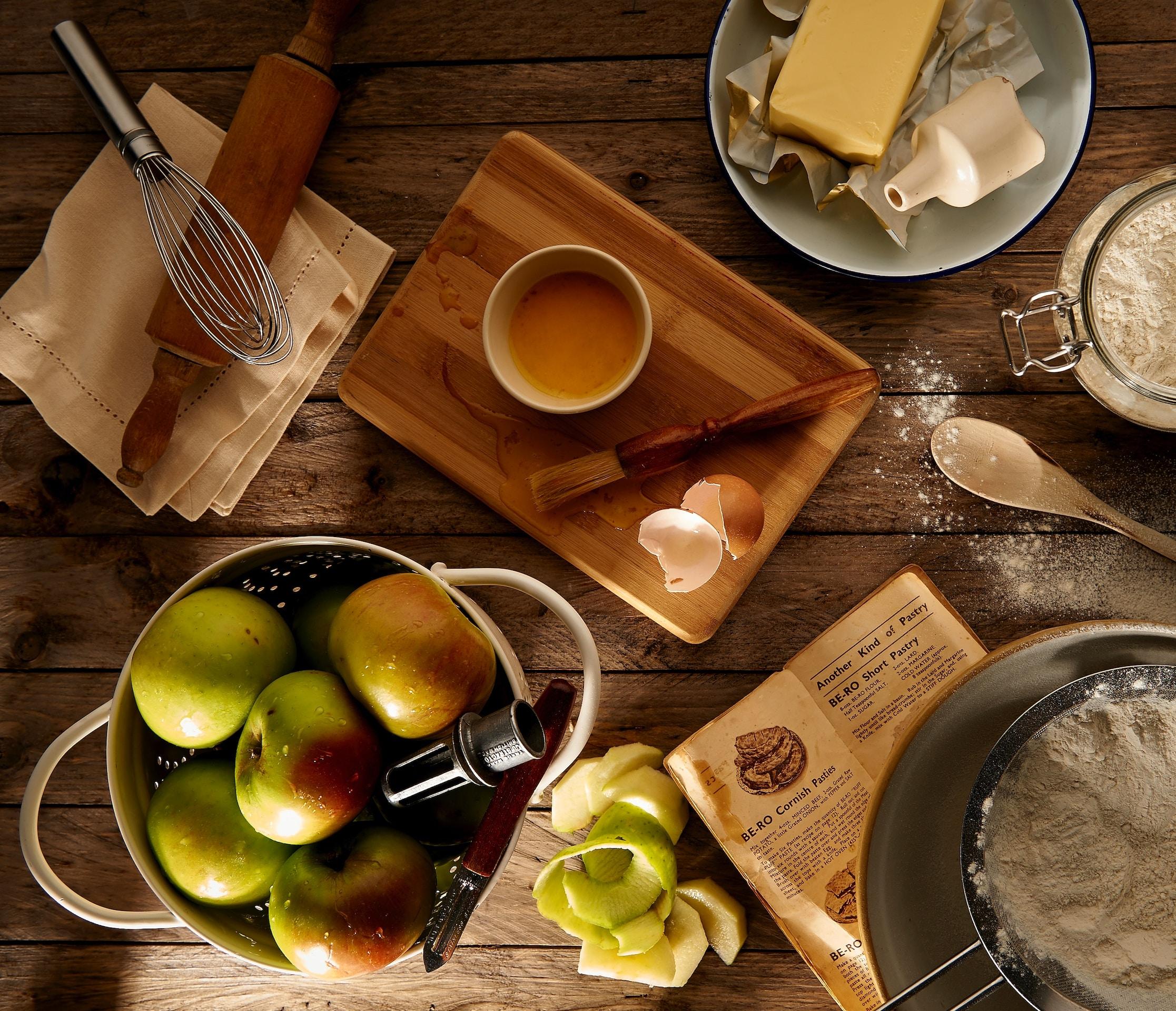 planche avec des œufs et des pommes dessus
