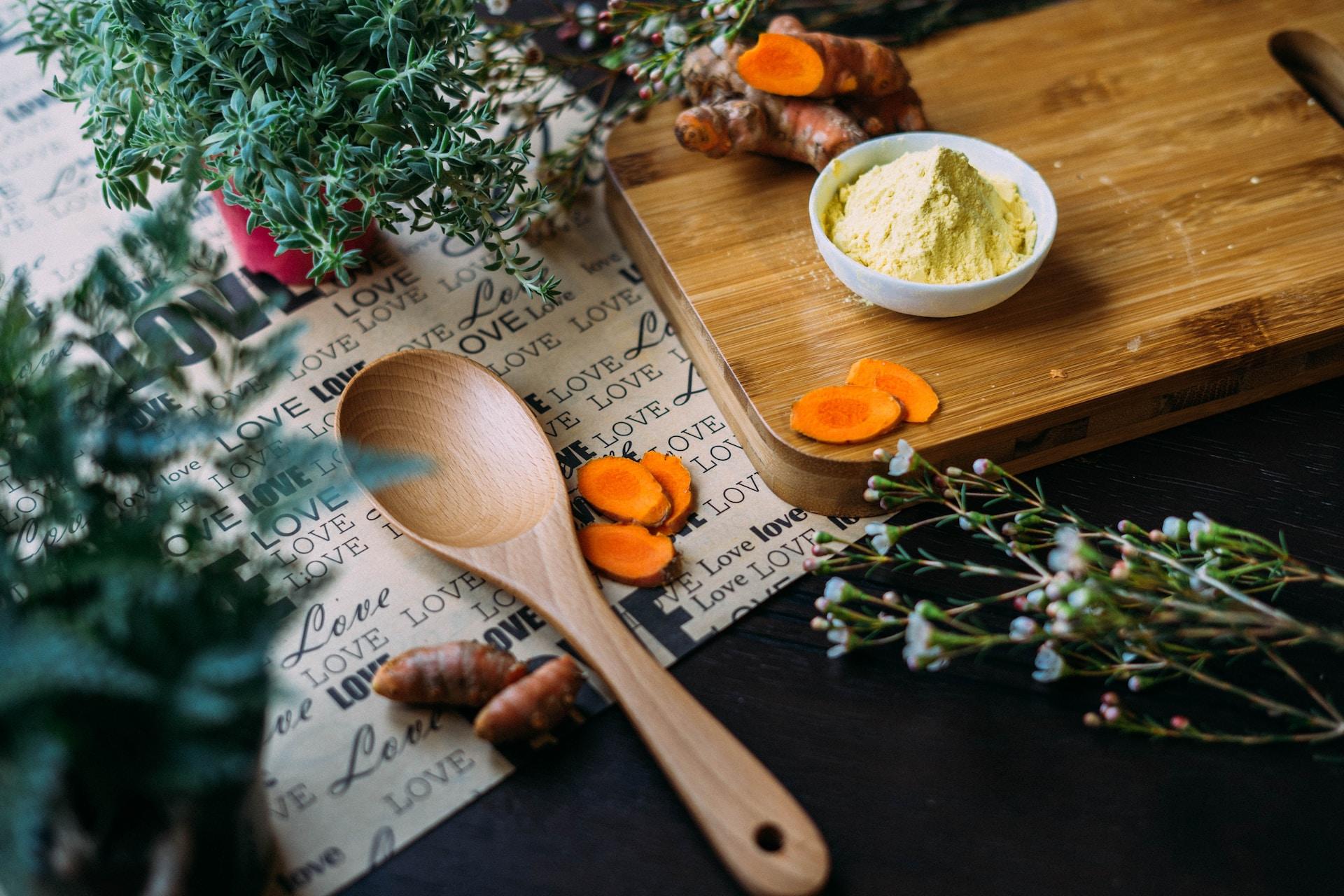 planche à pain avec cuillères et poudres