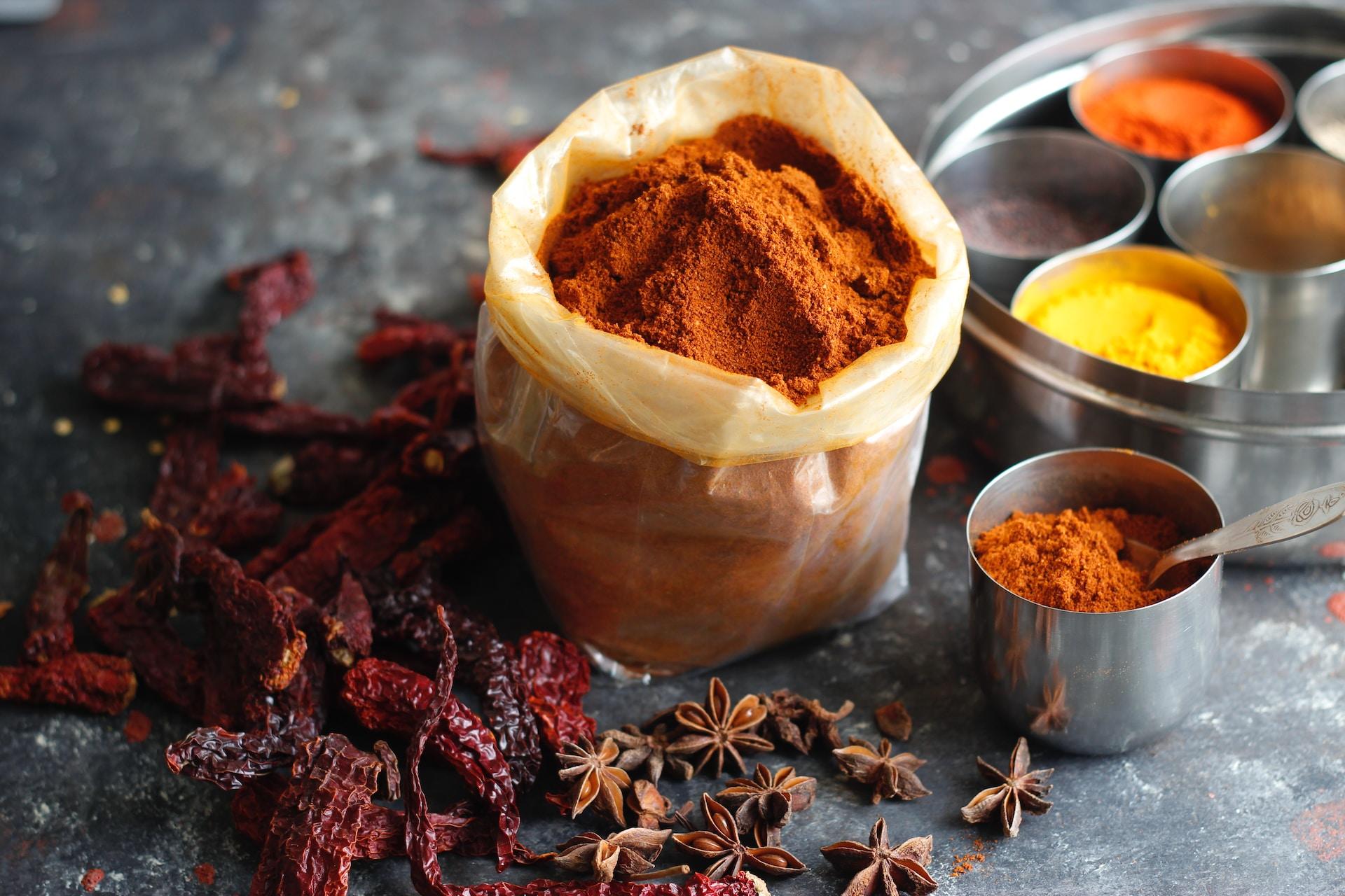 poudres de différentes couleurs dans une cuisine
