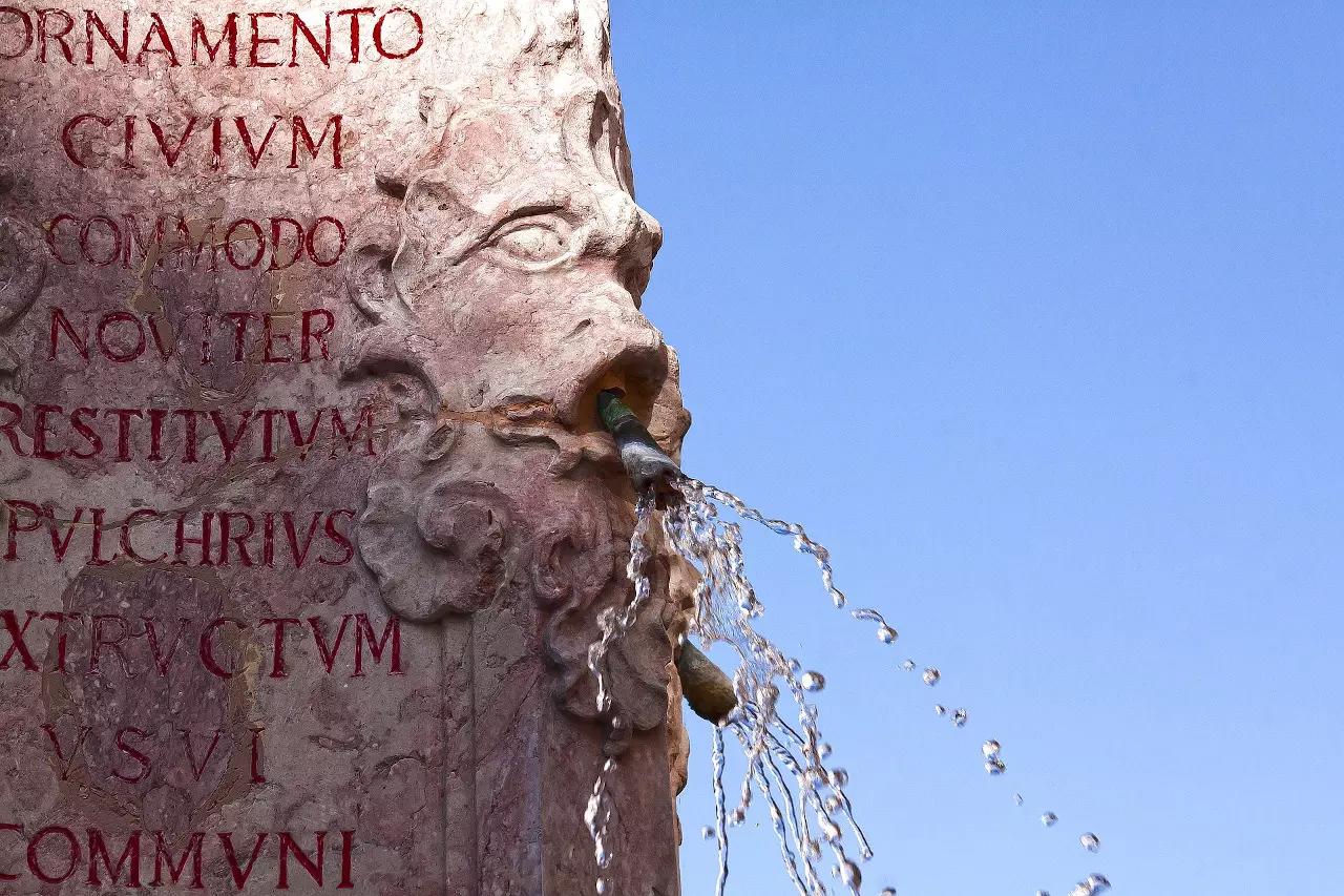 Qu'est-ce qu'il est noté sur cette fontaine ?