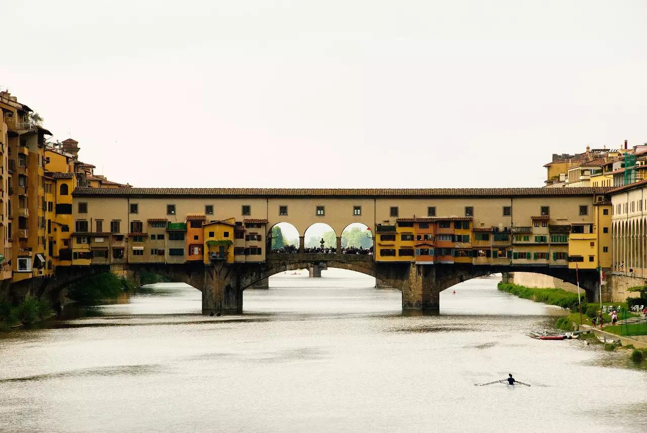 Pourquoi est-ce qu'il y a des logements sur ce pont ?