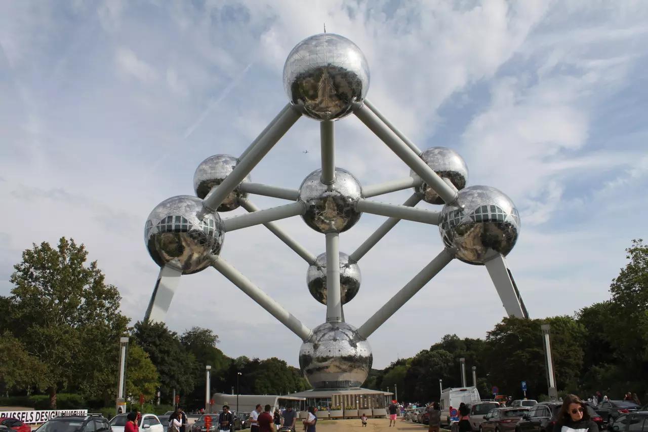 Combien de sphères compte l'Atomium ?