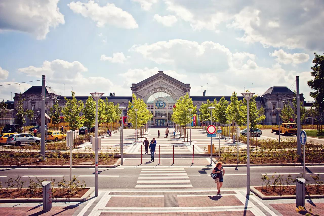 Combien de trains passent par heure dans cette gare ?