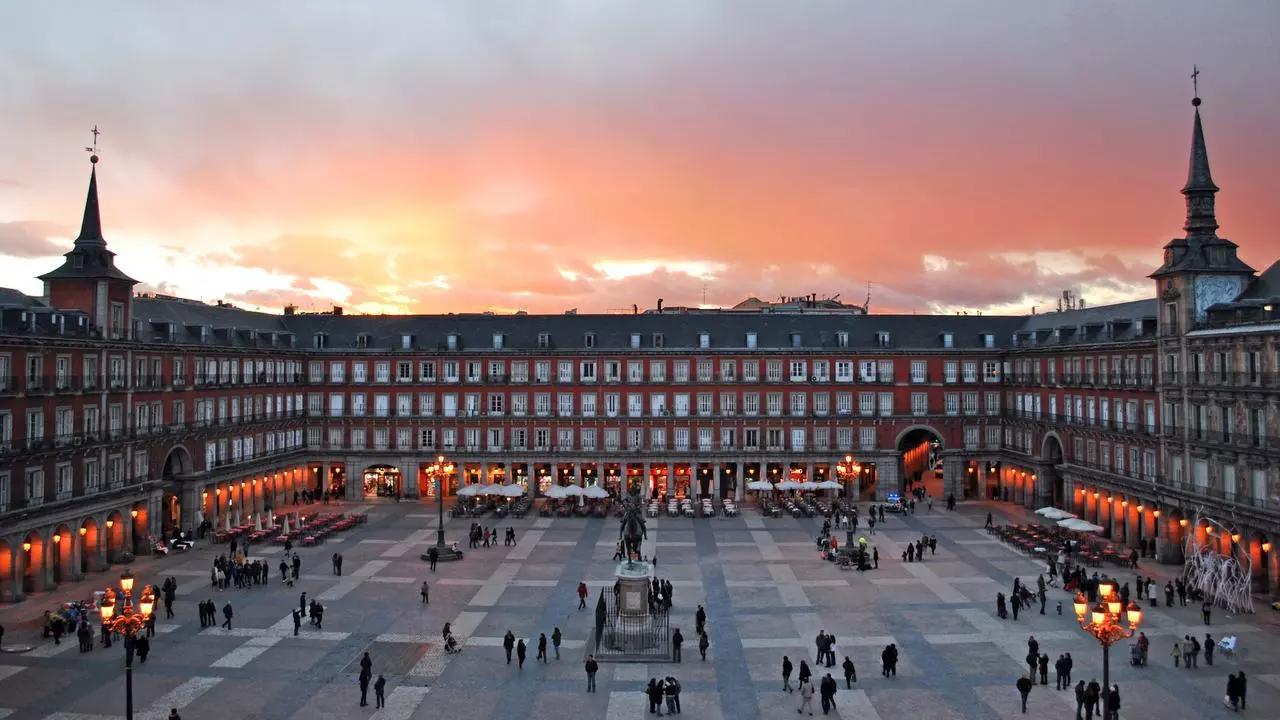 Quelle est le nom de cette place de Madrid ?