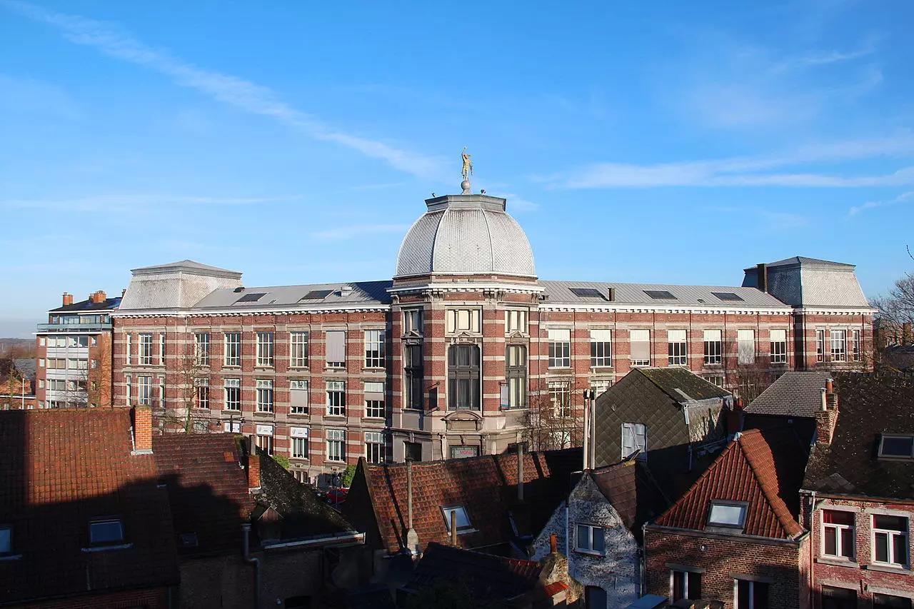 Dans quel endroit de la ville se situe l'université ?