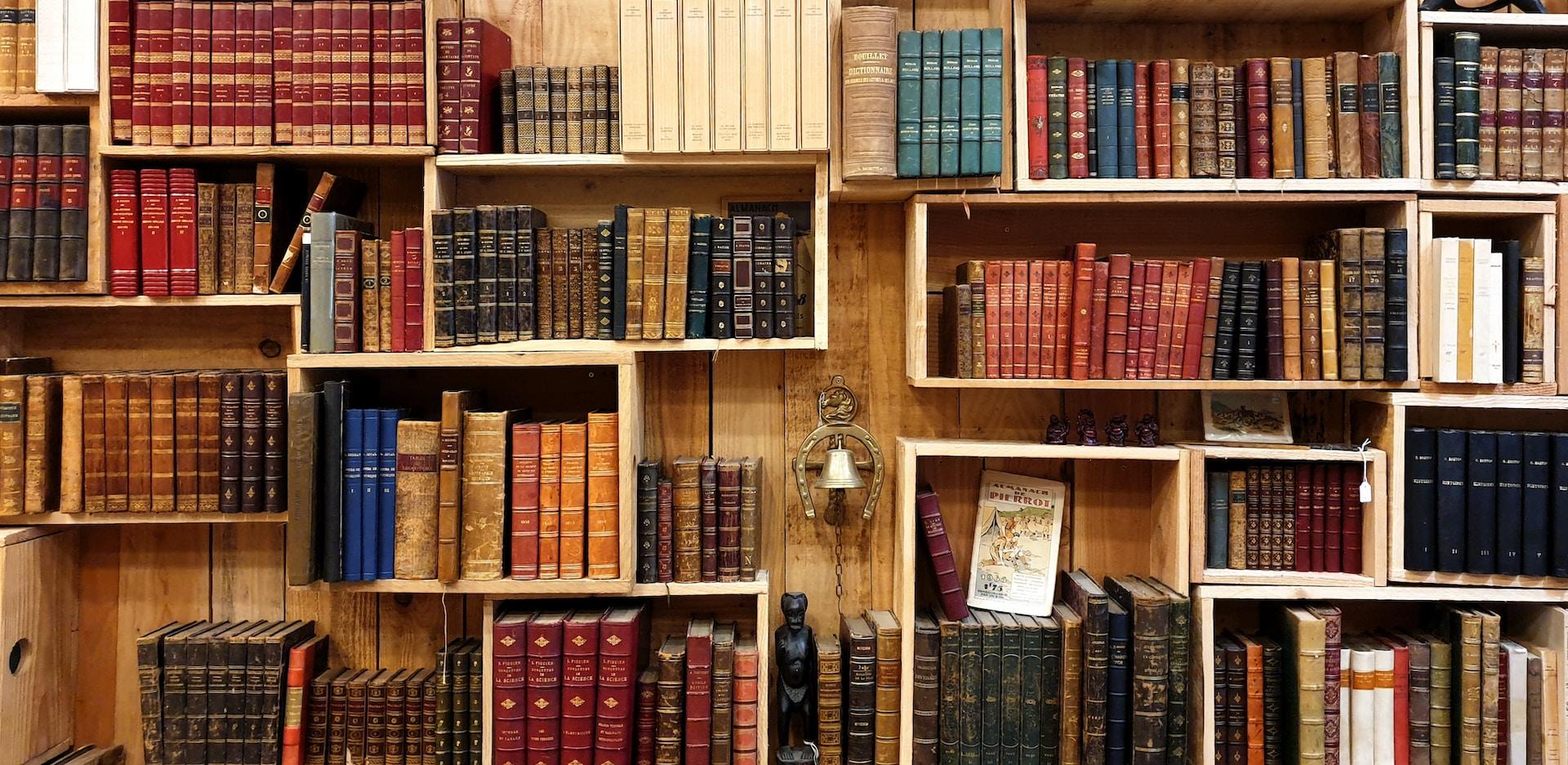 livrés anciens rangés dans une bibliothèque