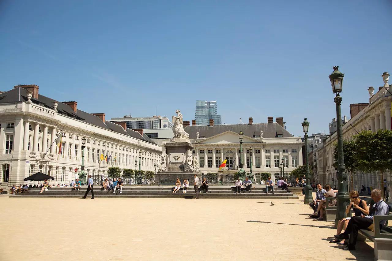 Dans quelle commune se situe cette place ?