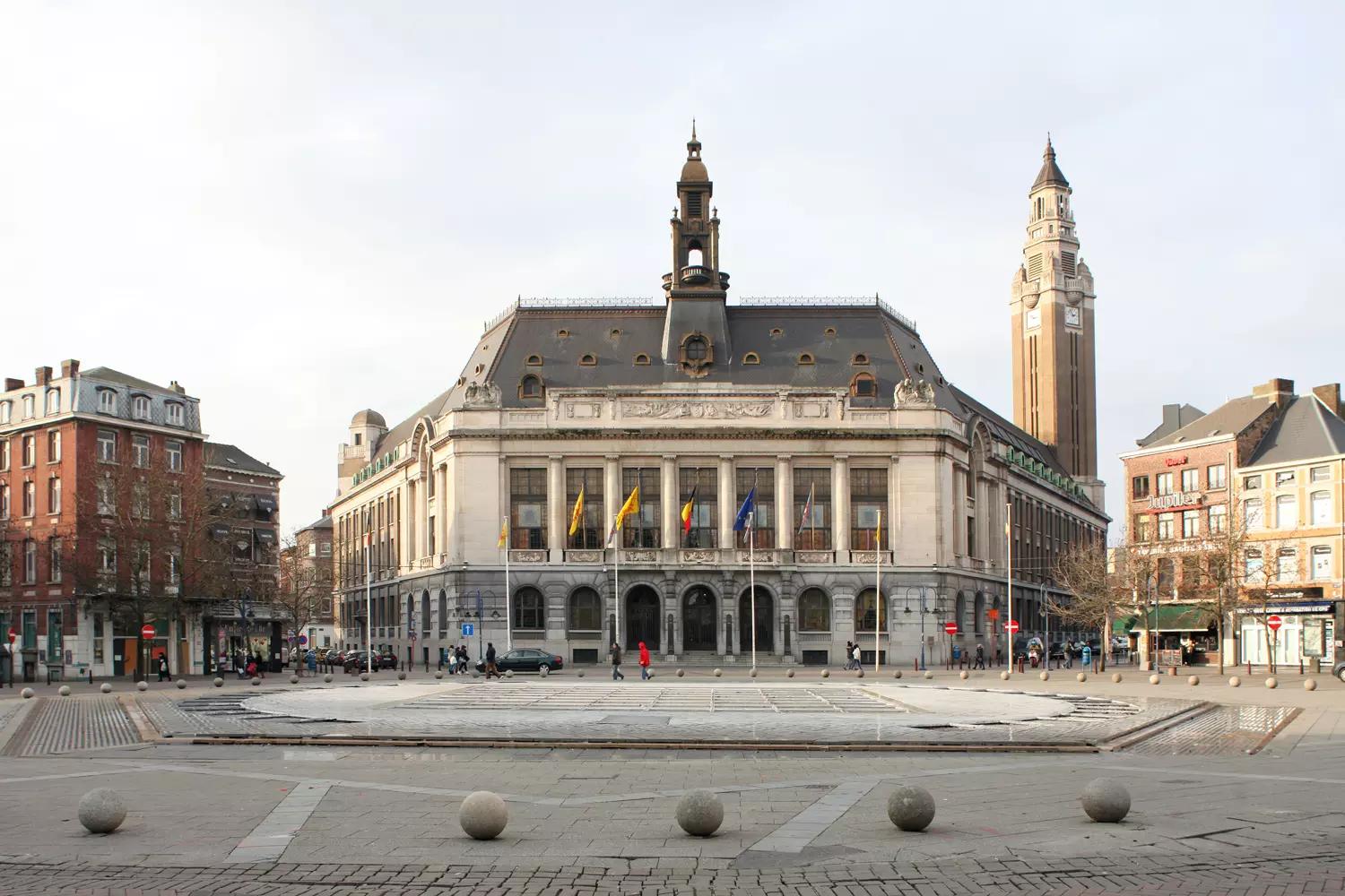 Quel est le nom de cette place ?