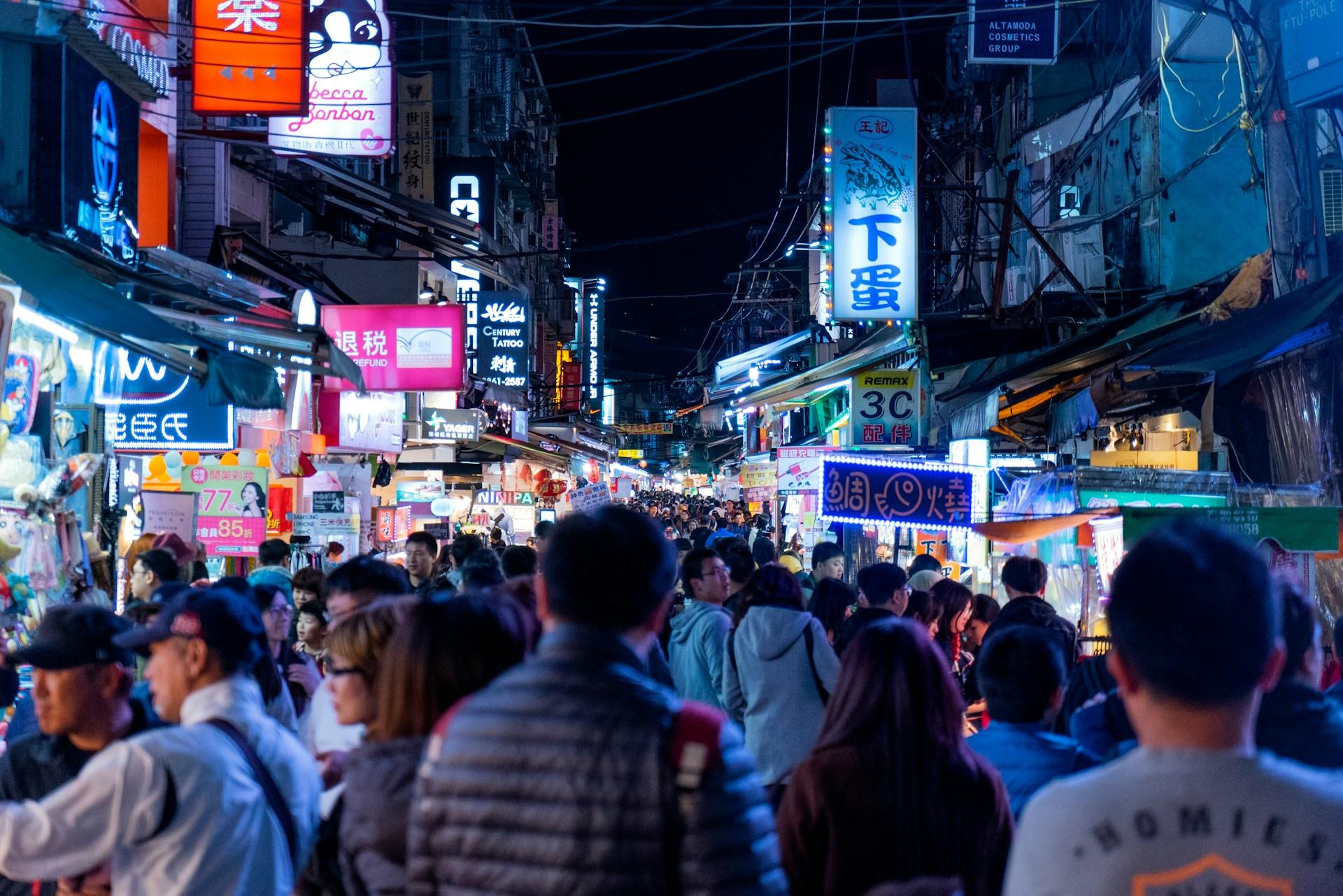 population chinoise la nuit dans la rue