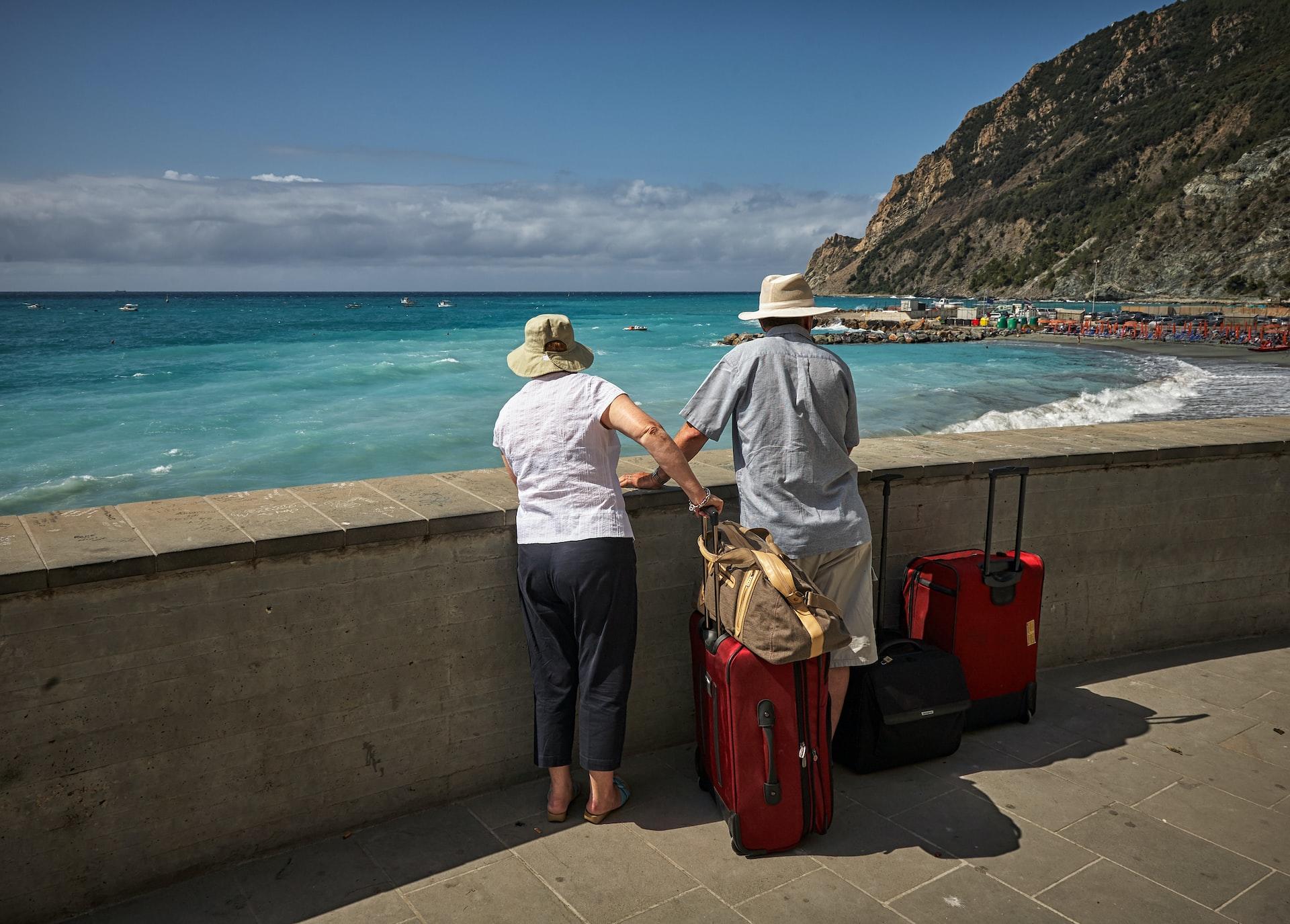 couple homme et femme partant en vacances