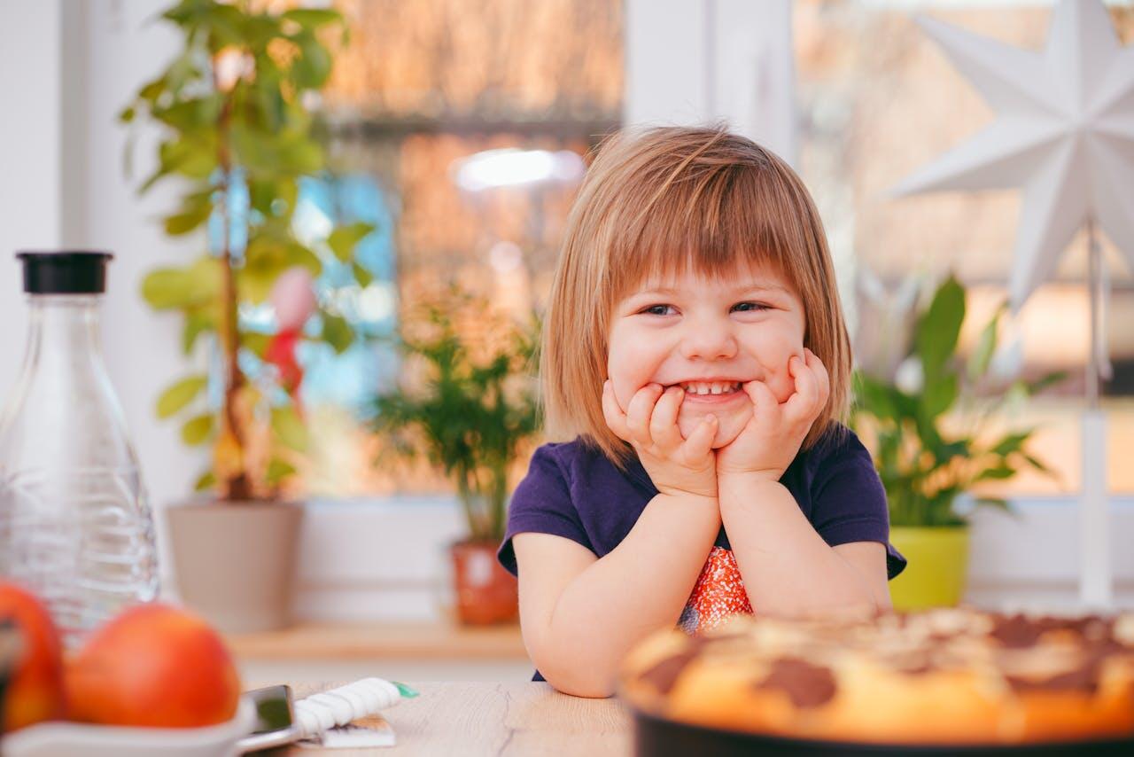 enfant souriant a la salle a manger