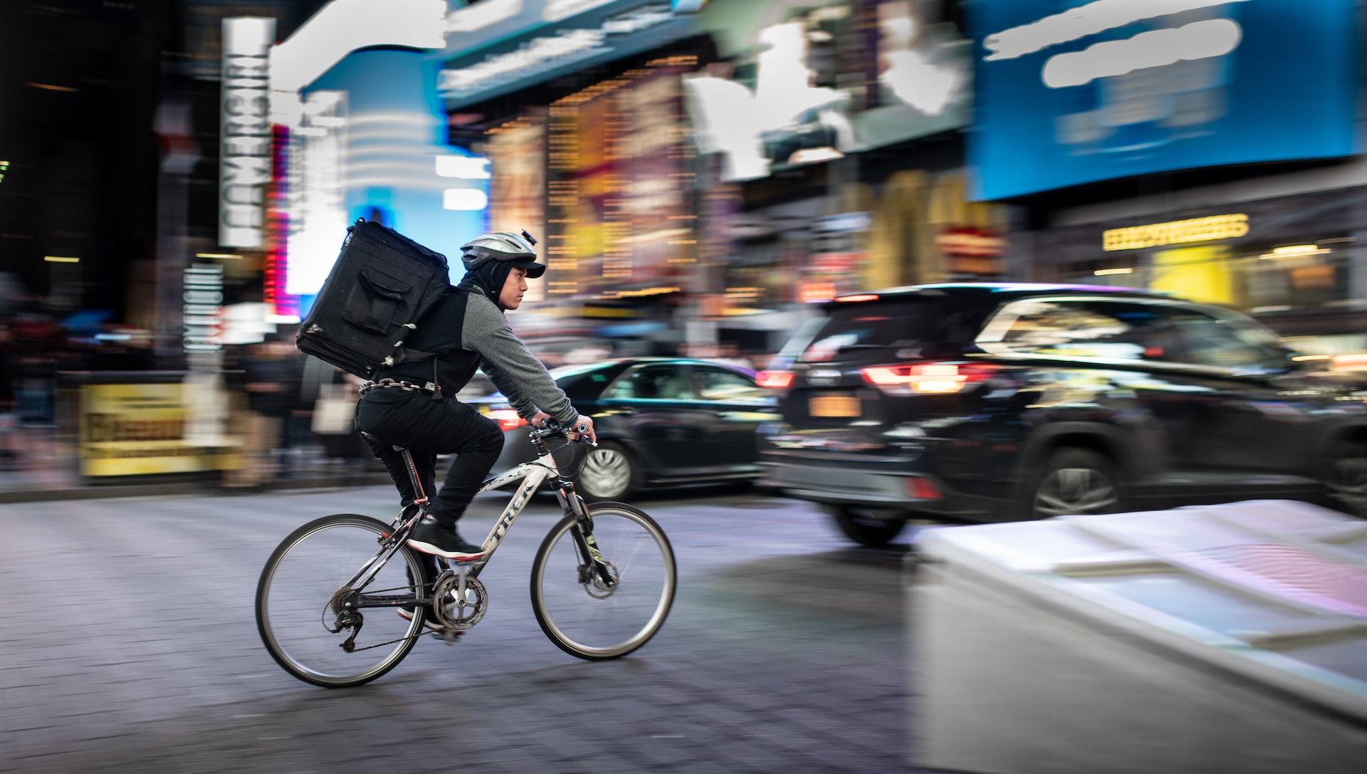 livreur en ville sur vélo