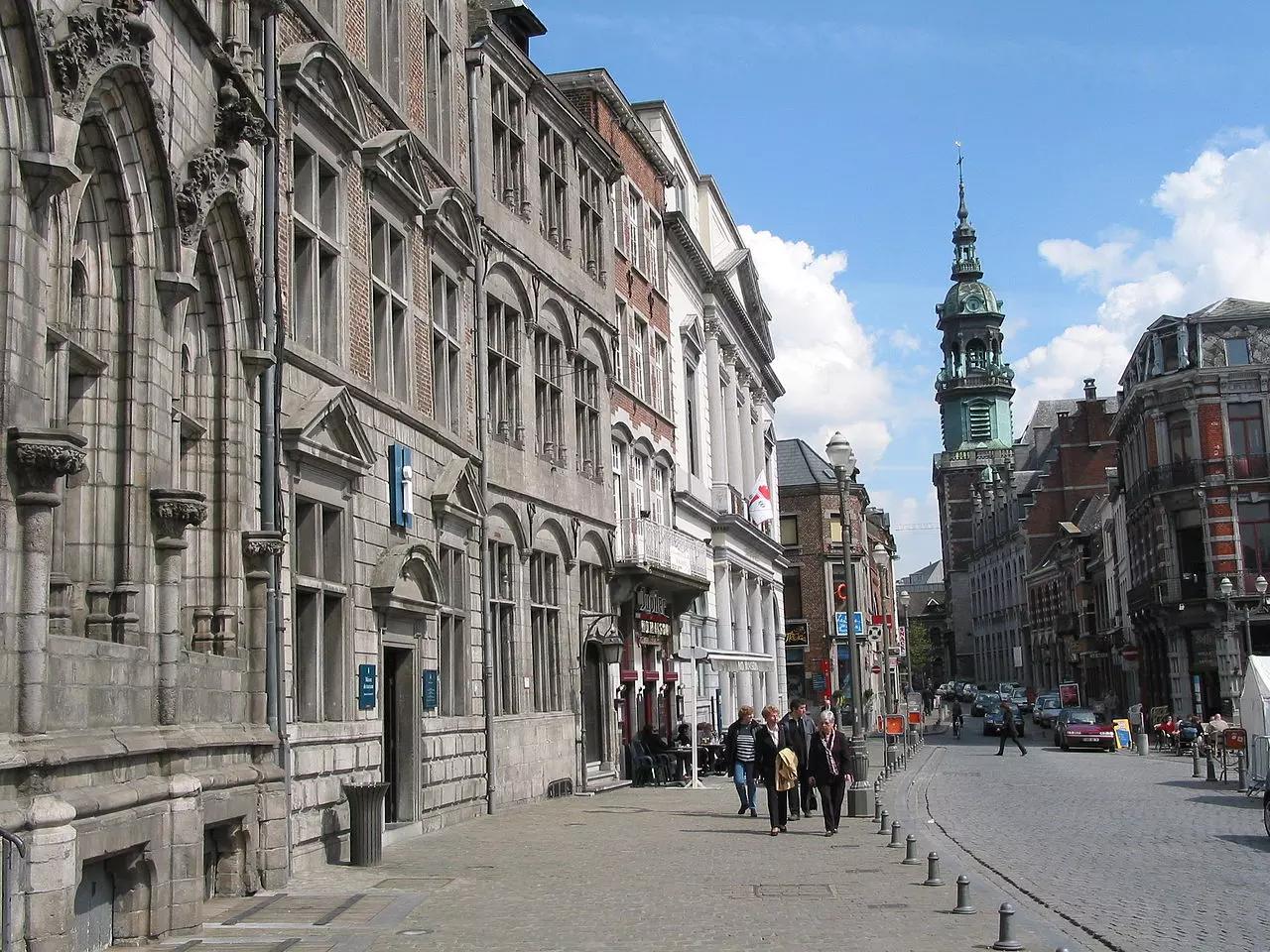 Quelle est la hauteur du Beffroi de Mons ?