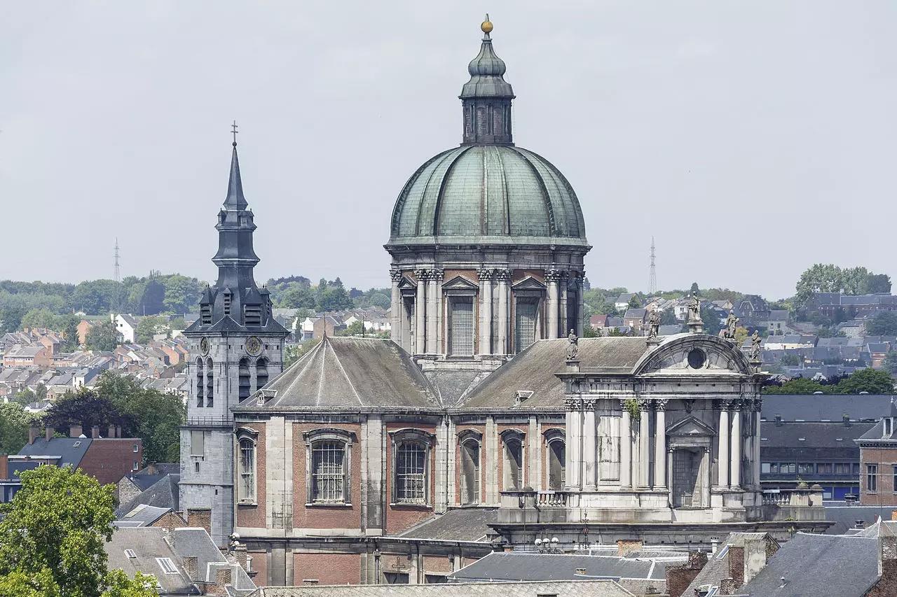 Où se trouve cet édifice dans la cité de la citadelle ?
