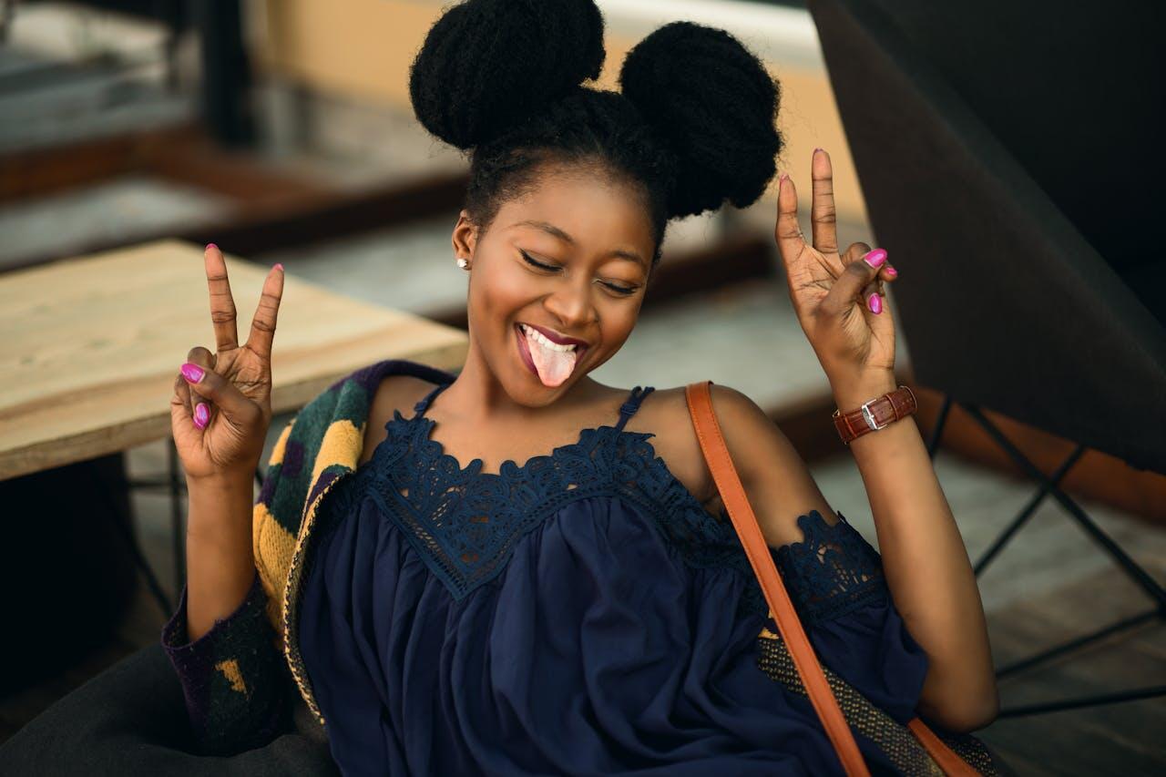 jeune femme souriante en minnie