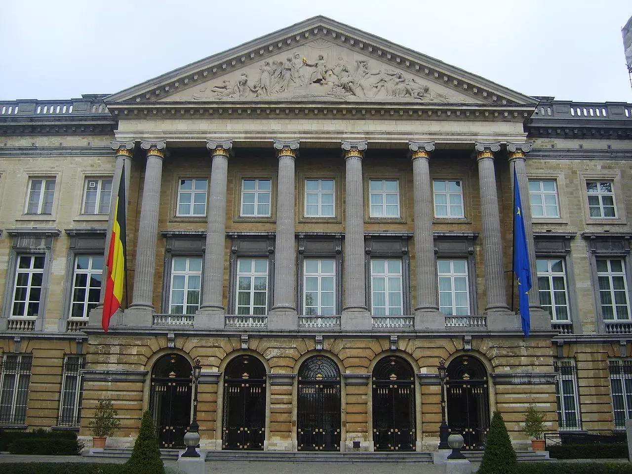 Dans quel rue se trouve le parlement belge ?