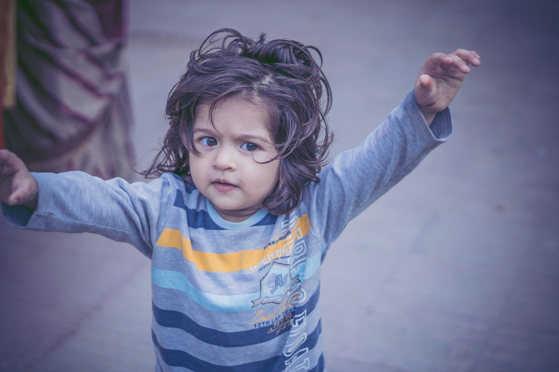 petite fille courant