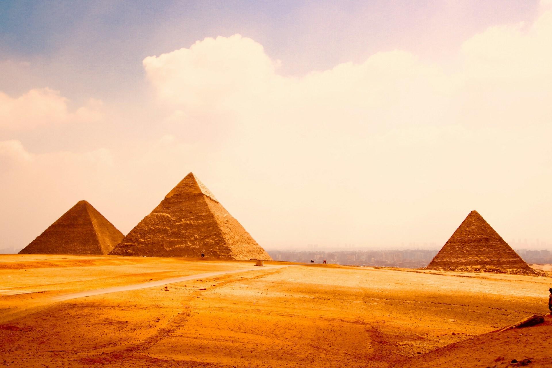 pyramides avec sable doré